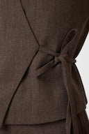 samara-melange-wikkelvest-brown-melange-mouwloos-neo-noir-model-close-up-1