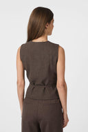 samara-melange-wikkelvest-brown-melange-mouwloos-neo-noir-model-achteraanzicht-1