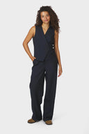 samara-melange-wikkelvest-navy-melange-mouwloos-neo-noir-modelfoto-vooraanzicht-2