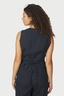 samara-melange-wikkelvest-navy-melange-mouwloos-neo-noir-modelfoto-achteraanzicht-1