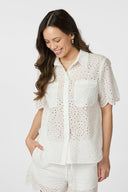 gessie-broderie-blouse-white-neo-noir-sienna-goodies-modelfoto-vooraanzicht-1