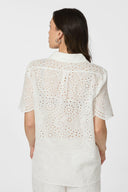 gessie-broderie-blouse-white-neo-noir-sienna-goodies-modelfoto-achteraanzicht-1
