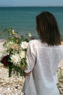 gessie-broderie-blouse-white-neo-noir-sienna-goodies-modelfoto-achteraanzicht-2