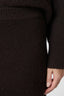 hynne-gebreide-rok-dark-brown-neo-noir-model-close-up-1
