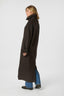keaton-lange-mantel-chocolate-brown-neo-noir-model-zijaanzicht-1