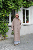 keaton-wollen-mantel-lange-jas-taupe-neo-noir-lookfoto-vooraanzicht-1