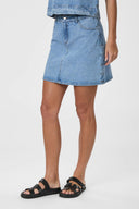 kessia-denim-mini-rok-blauw-neo-noir-modelfoto-vooraanzicht-2