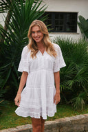 milene-voile-jurk-wit-katoen-model-vooraanzicht-1