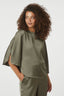 liora-satijnen-blouse-cold-army-neo-noir-modelfoto-vooraanzicht-1