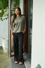 liora-satijnen-blouse-cold-army-neo-noir-modelfoto-vooraanzicht-2