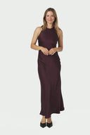 celinie-satijnen-maxi-jurk-burgundy-bordeaux-neo-noir-modelfoto-vooraanzicht-1