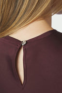 celinie-satijnen-maxi-jurk-burgundy-bordeaux-neo-noir-modelfoto-detail-1