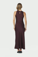 celinie-satijnen-maxi-jurk-burgundy-bordeaux-neo-noir-modelfoto-achteraanzicht-1
