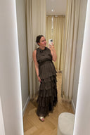 marli-solid-effen-chiffon-maxi-jurk-donkerbruin-neo-noir-spiegelfoto-vooraanzicht-2