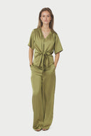 casadia-satijnen-blouse-sage-green-neo-noir-modelfoto-vooraanzicht-2