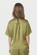 casadia-satijnen-blouse-sage-green-neo-noir-modelfoto-achteraanzicht-1