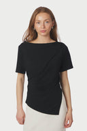 rasmine-soft-blouse-zwart-neo-noir-modelfoto-vooraanzicht-1