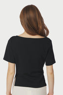 rasmine-soft-blouse-zwart-neo-noir-modelfoto-achteraanzicht-1