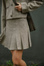 laurina-herringbone-plooi-rok-dusty-brown-neo-noir-modelfoto-detail-1