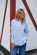 selini-multi-gestreepte-hemd-blouse-light-blue-neo-noir-model-vooraanzicht-3