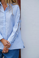 selini-multi-gestreepte-hemd-blouse-light-blue-neo-noir-model-detail-2