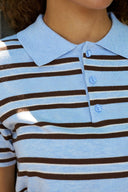 mulann-gebreide-polo-top-licht-blauw-neo-noir-lookfoto-detail-1