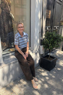 beatrice-barrel-balloon-denim-jeans-broek-donkerbruin-sweet-like-you-sienna-modelfoto-vooraanzicht-1