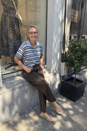 beatrice-barrel-balloon-denim-jeans-broek-donkerbruin-sweet-like-you-sienna-modelfoto-vooraanzicht-2