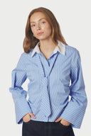 francesca-gestreept-hemd-blouse-lichtblauw-neo-noir-modelfoto-vooraanzicht-1