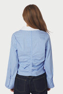francesca-gestreept-hemd-blouse-lichtblauw-neo-noir-modelfoto-achteraanzicht-1