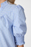 diana-gestreepte-blouse-light-blue-korte-mouwen-neo-noir-model-close-up-1
