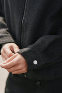 florine-wollen-korte-bomberjas-antracit-donkergrijs-neo-noir-lookfoto-detail-1