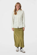 caroli-gestreepte-blouse-dusty-green-neo-noir-modelfoto-vooraanzicht-2