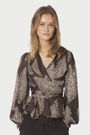 rista-paisley-wikkelblouse-donkerbruin-dark-brown-neo-noir-modelfoto-vooraanzicht-1