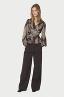 rista-paisley-wikkelblouse-donkerbruin-dark-brown-neo-noir-modelfoto-vooraanzicht-2
