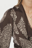 rista-paisley-wikkelblouse-donkerbruin-dark-brown-neo-noir-modelfoto-detail-1