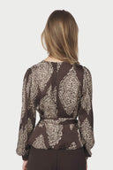 rista-paisley-wikkelblouse-donkerbruin-dark-brown-neo-noir-modelfoto-achteraanzicht-1
