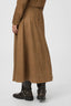 raya-nep-suede-midi-rok-cognac-neo-noir-model-achteraanzicht-1