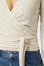 tilfa-gebreide-wrap-blouse-sand-neo-noir-model-close-up-1