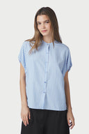 englana-gestreepte-blouse-light-blue-neo-noir-modelfoto-vooraanzicht-1