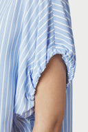 englana-gestreepte-blouse-light-blue-neo-noir-modelfoto-detail-1