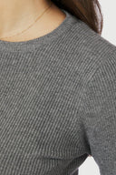 kirrera-gebreide-t-shirt-donkergrijs-neo-noir-modelfoto-detail-1