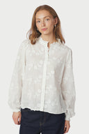 oda-deco-broderie-blouse-wit-neo-noir-modelfoto-vooraanzicht-1