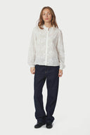 oda-deco-broderie-blouse-wit-neo-noir-modelfoto-vooraanzicht-2