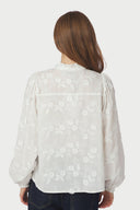 oda-deco-broderie-blouse-wit-neo-noir-modelfoto-achteraanzicht-1