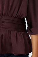 annegret-satijnen-blouse-bordeaux-neo-noir-modelfoto-detail-1