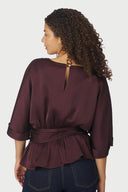 annegret-satijnen-blouse-bordeaux-neo-noir-modelfoto-achteraanzicht-1