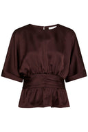 annegret-satijnen-blouse-bordeaux-neo-noir-productfoto-vooraanzicht-1