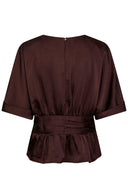 annegret-satijnen-blouse-bordeaux-neo-noir-productfoto-achteraanzicht-1