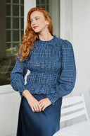 marci-geruite-smock-blouse-donkerblauw-neo-noir-lookfoto-vooraanzicht-1